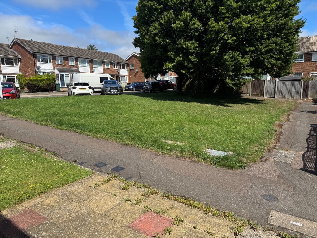 Lot: 124 - TWO-BEDROOM TERRACE HOUSE IN POPULAR LOCATION - View from property across the green